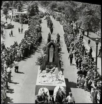 Gigantic two-hour parade with 20 religious floats was a feature event Saturday at the Marian Congress