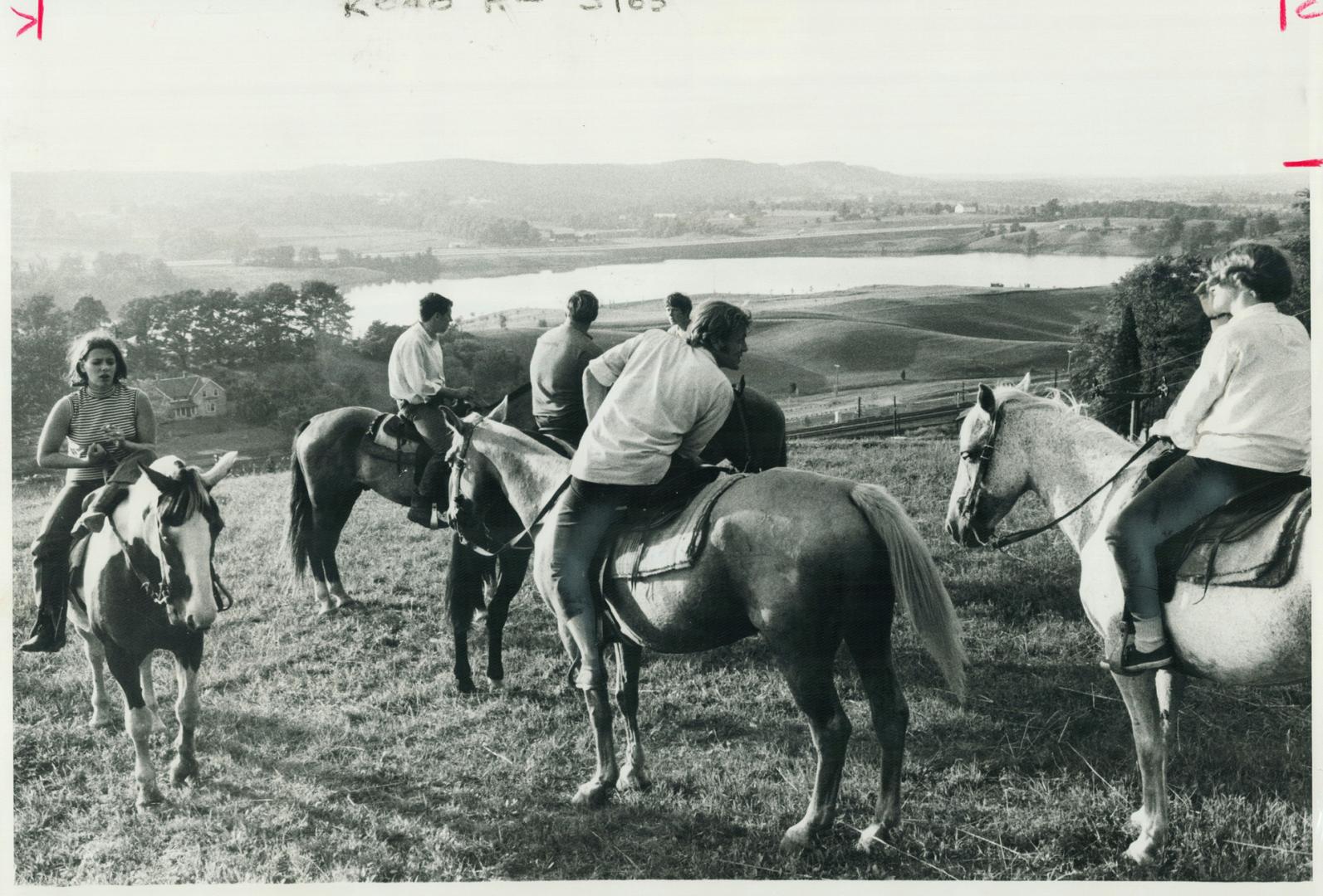 They'll camp under the stars. These youngsters and their horses may be among the 25 to 50 riders who will take part in an overnight trip from the Kels(...)