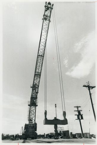 Huge waterfront crane. This huge crane is being assembled at the new Torport container distribution centre on Toronto's waterfront. Built in Dusseldor(...)