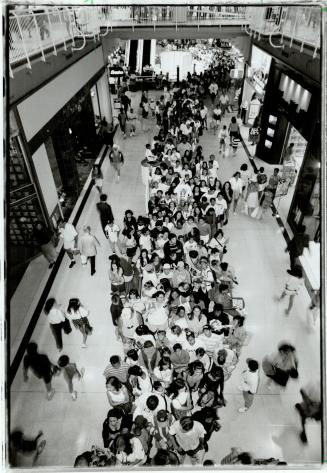 Big attraction: Crowds line up yesterday at Eaton Centre for a chance to get autograph from Blue Jays second baseman Robbie Alomar