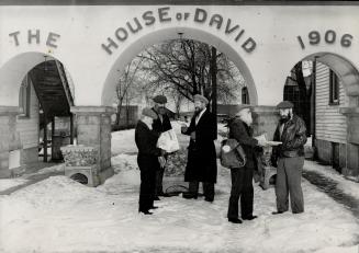 The Archway joins Jerusalem and Palestine, the main buildings in the amazing House of David settlement, Benton Harbor, Mich. Members let hair and bear(...)