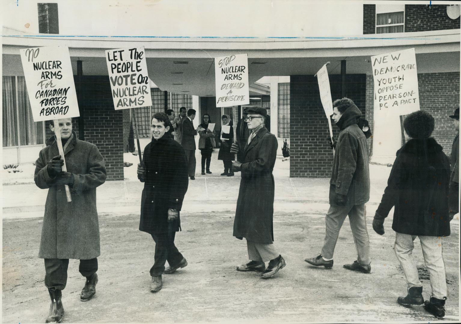 Pickets for pearson. Ban-the-bomb demonstrators picket Agincourt motor hotel where Liberal Leader Lester Pearson told the York-Scarboro Liberal Associ(...)