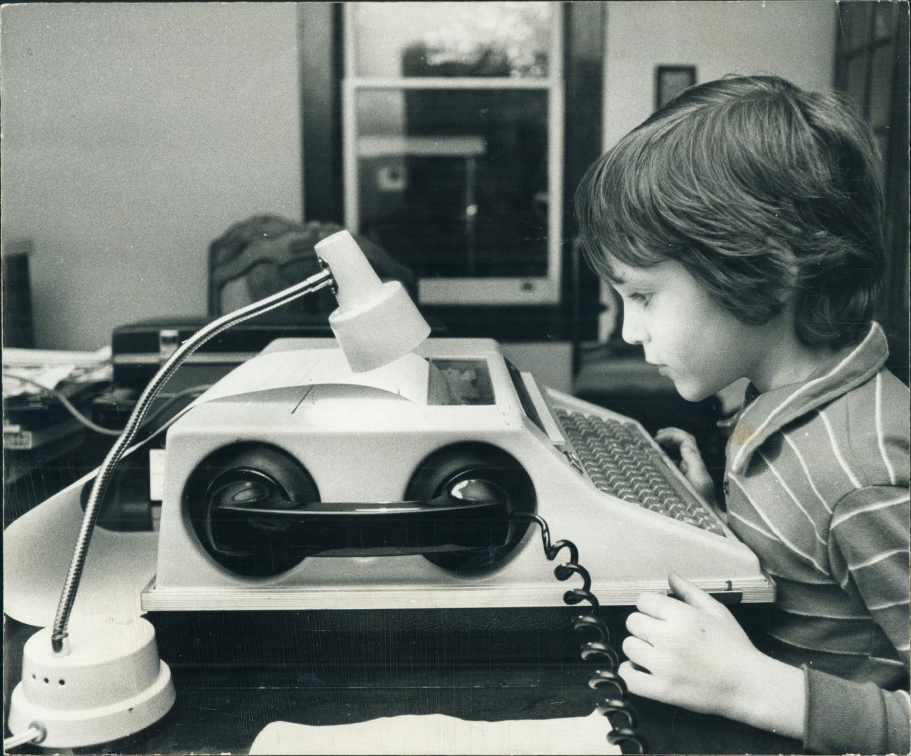 Figuring things out, 6-year-old Nelson Scott uses a portable computer terminal his father, school trustee Graham Scott, who is a computer applications(...)