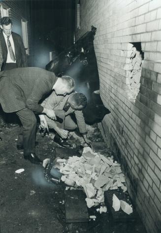 Examining scene of blast that occurred in the alley beside the Capri Bakery in North York on Thursday, two detectives search for clues. Police now bel(...)