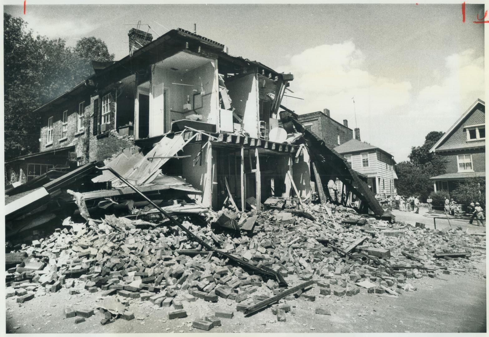 A 100-year-old building on Port Hope's busy main street was wrecked yesterday when an explosion sent the roof and piles of bricks crashing down on thr(...)