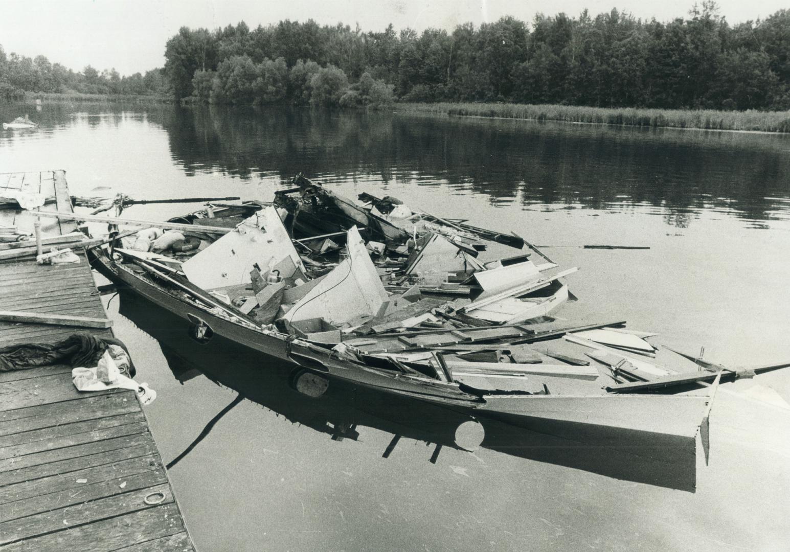 $20,000 Cabine Cruiser rests on the bottom after explosion sank it while being refuelled at a marina in Holland Landing