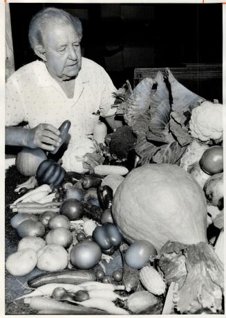 It's now fair weather, Preparing a vegetable entry for the Durham Central Fair, which opened last night at the Orono fairgrounds, George Thorlby of Whitby searches for the place for one last pepper