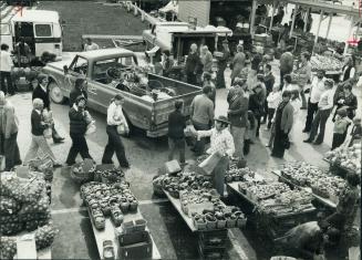 Fruits and vegetables, fresh from the farms of Southern Ontario, attract many of the 10,000 buyers who travel to the Stouffville market each week. Rec(...)