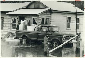 Homeowner in flood-ravaged northern Ontario town of Field moves belongings to higher ground