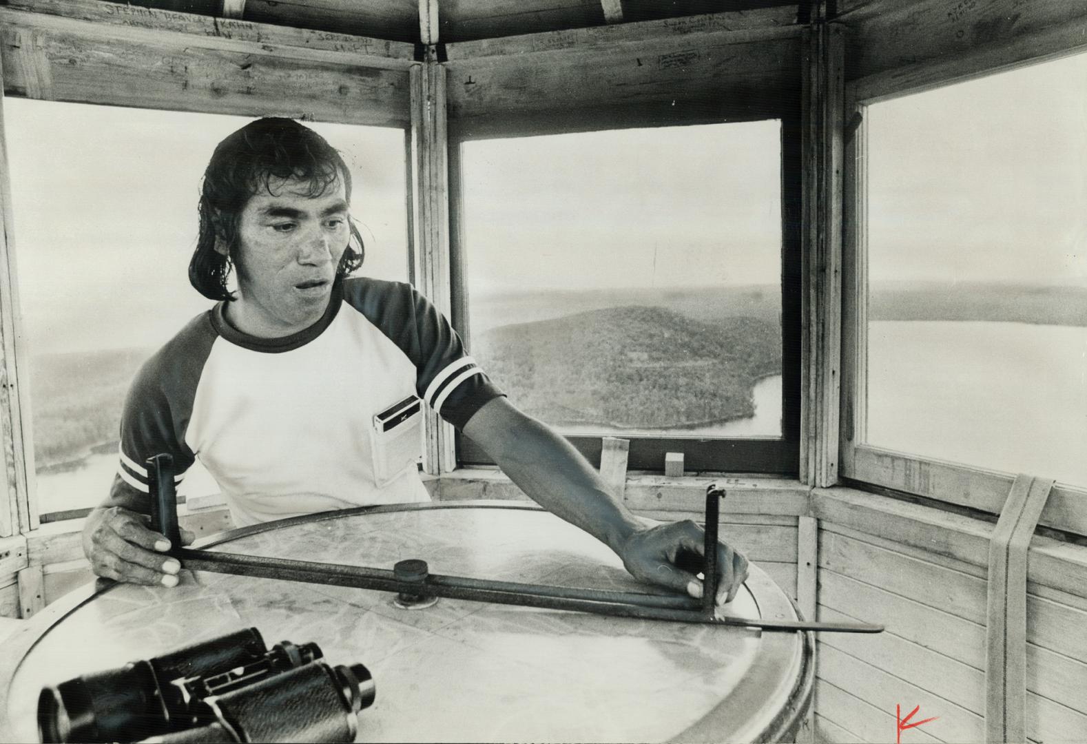 A Range-Finder helps forest fire spotter Russell Jocko mark the exact location of a wisp of smoke seen from his tall tower in Algonquin Park. Fifteen (...)