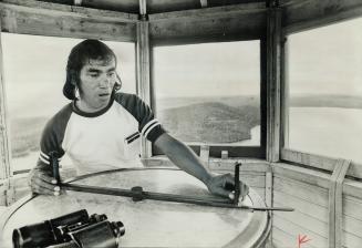 A Range-Finder helps forest fire spotter Russell Jocko mark the exact location of a wisp of smoke seen from his tall tower in Algonquin Park. Fifteen (...)