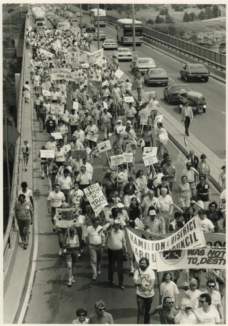 Pact protest: Several thousand Canadians jam the Queenston-Lewiston Bridge to the United States yesterday in a demonstration against the proposed free trade deal