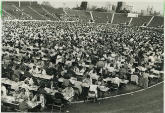 15,000 People play bingo to fight Leukemia, ering the field at Varsity Stadium yesterday, some the 15,000 players at a mammoth bingo game listen the n(...)