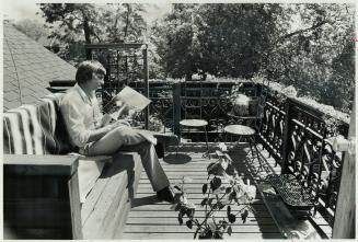 A cantilevered sun deck where bachelor Peter Osbourne enjoys life amid the tree tops is one of the interesting features of his old downtown home. Osbo(...)