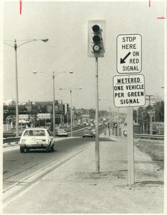 New Signs and metering devices were in operation during the rush hour yesterday morning on the ramps to the east-bound Queen Elizabeth Way at Highway (...)