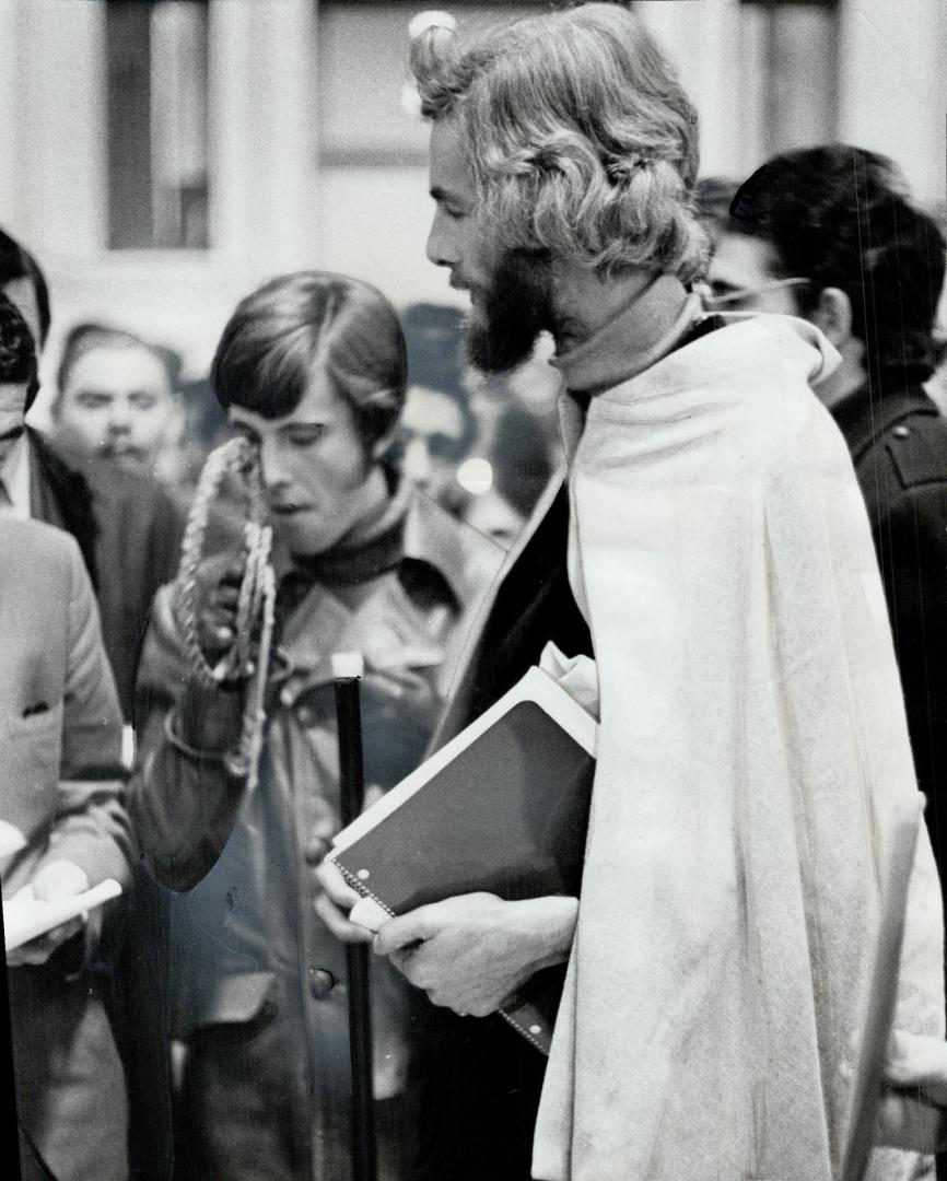 Direct descendent of christ, he claims, Edward Petrie, 36, in beard and robes, talks with followers outside courtroom where he was remanded on narcoti(...)