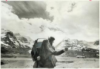 High point for Hitchhikers is the Banff-Jasper Highway where mountains peaks stretch 10,000 feet into the skies on each side of the road and mountain (...)