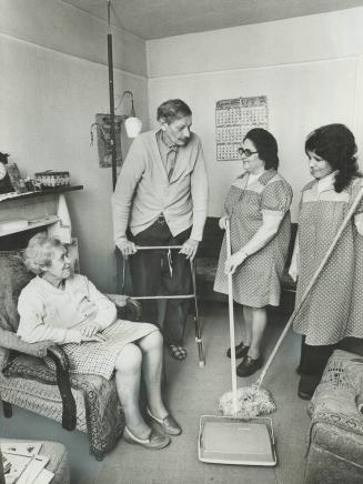 Friendly visitors in the home of Mr. and Mrs. Thomas Hoyle are these women in the polka dot smocks, Elda Vecchiarelli and Ida Turchiaro, right. The wo(...)