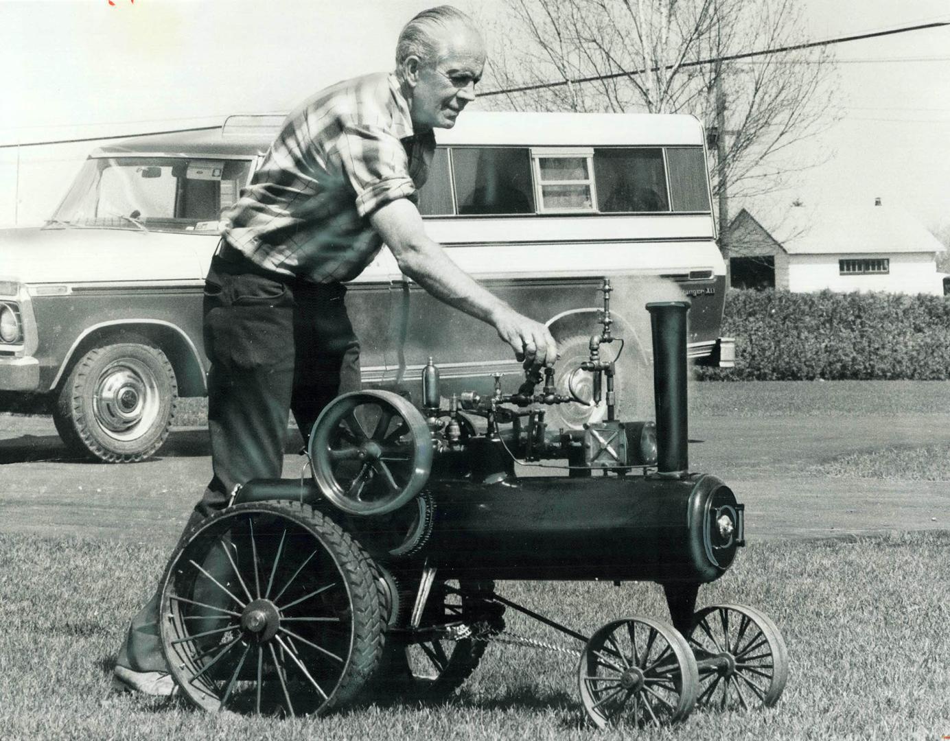 A new version of an old tractor, Byron Hamilton, a semi-retired auto mechanic, spent almost 2,000 working hours this past winter at his Uxbridge home (...)