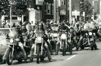 Hundreds of bikers attend funeral, Hundreds of passersby and dozens of police watched today as 450 bikers from across Canada and the United States gat(...)