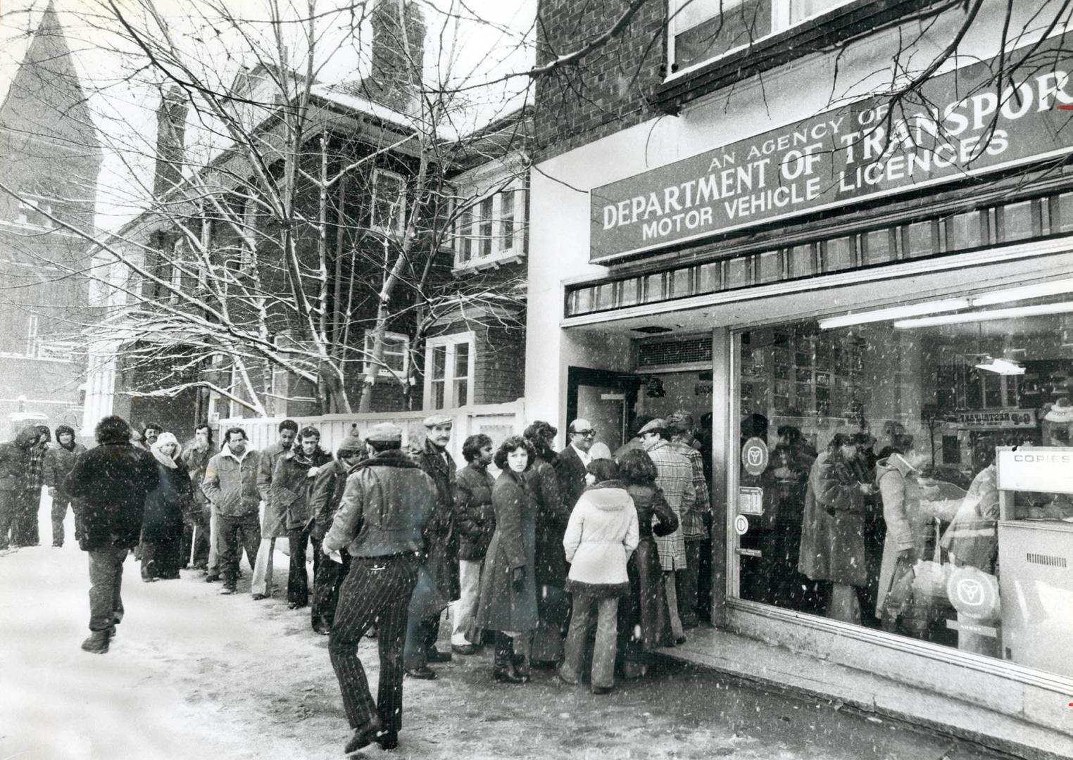 Winter ritual. The to renew car licenses is running year. As the deadline for buying 1979 permits draws closer, Metro the 495 College St. office are g(...)