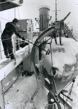 The Haida is Adrift at her dock, Looking like a massive snow-covered iceberg as she floats in her slip at the Toronto waterfront, the 'retired' Royal (...)