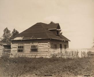 Nipigon 10932-2 [cabin and garden]