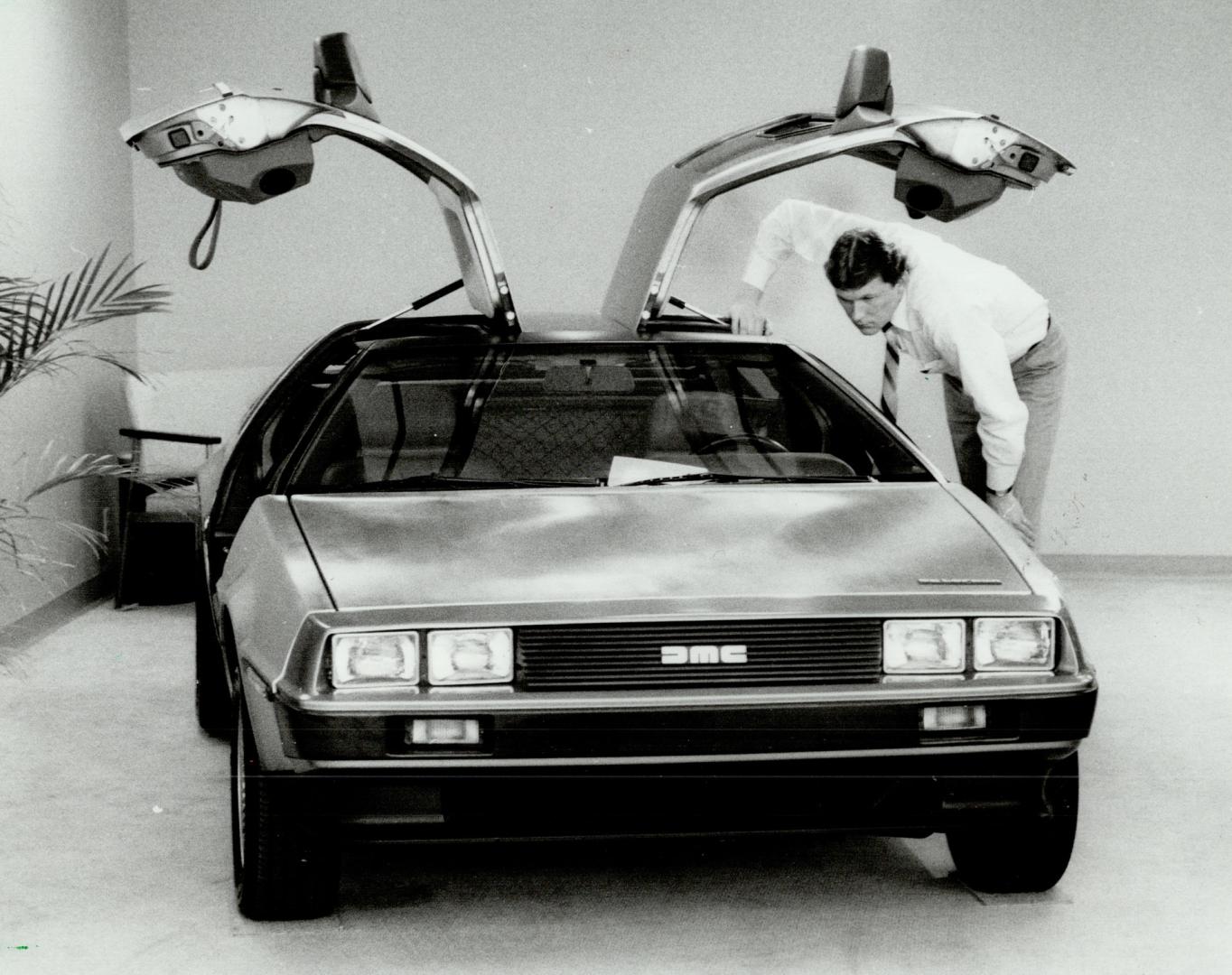 Say ahhh? Mike Pearce peers into the interior of a De Lorean car through the stainless steel sports car's distinctive gull-wing doors. Pearce is leasi(...)