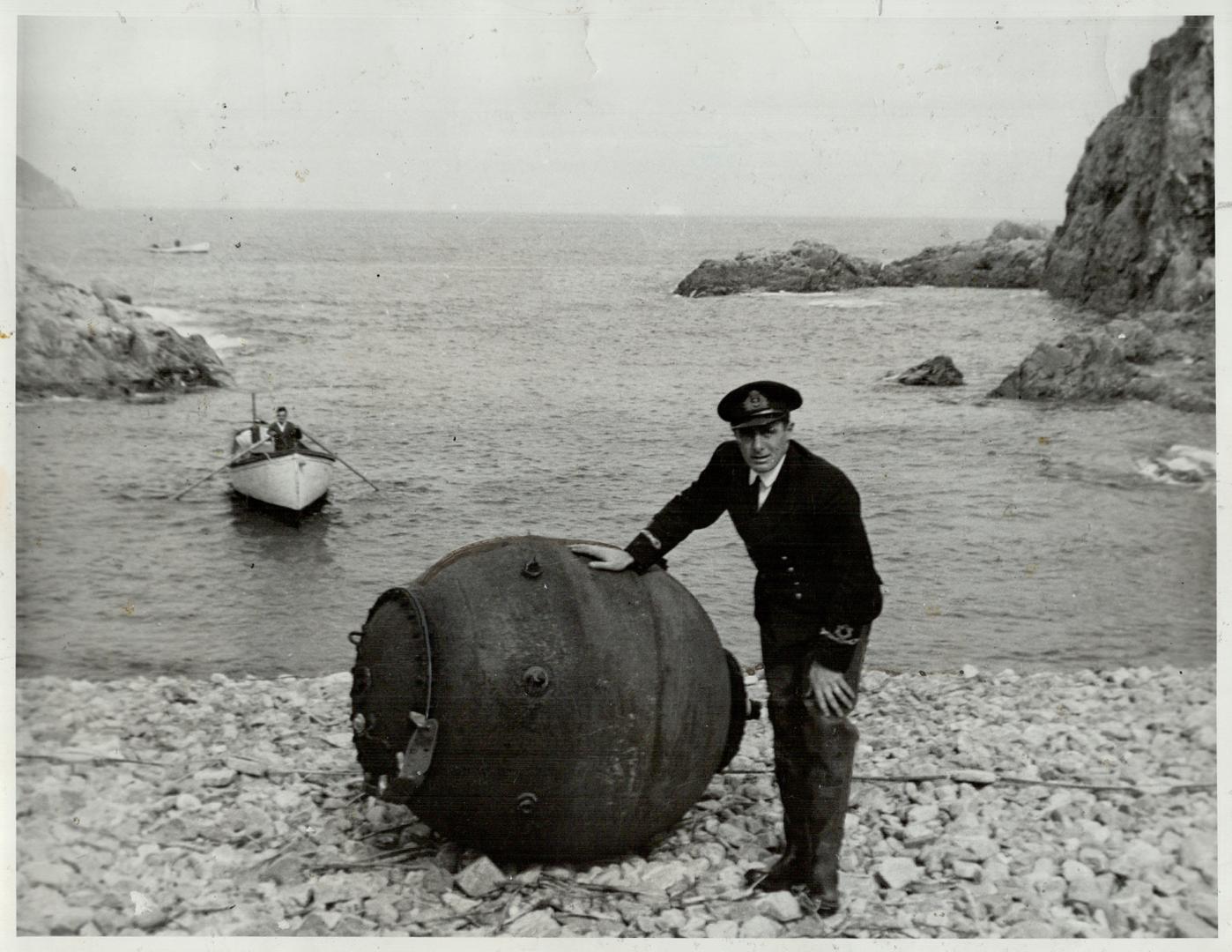 Not nice plaything. An Eastern Atlantic Port, Aug. 27 - The Royal Canadian Naval rendering mines safe crew is back, their job completed. They told the(...)