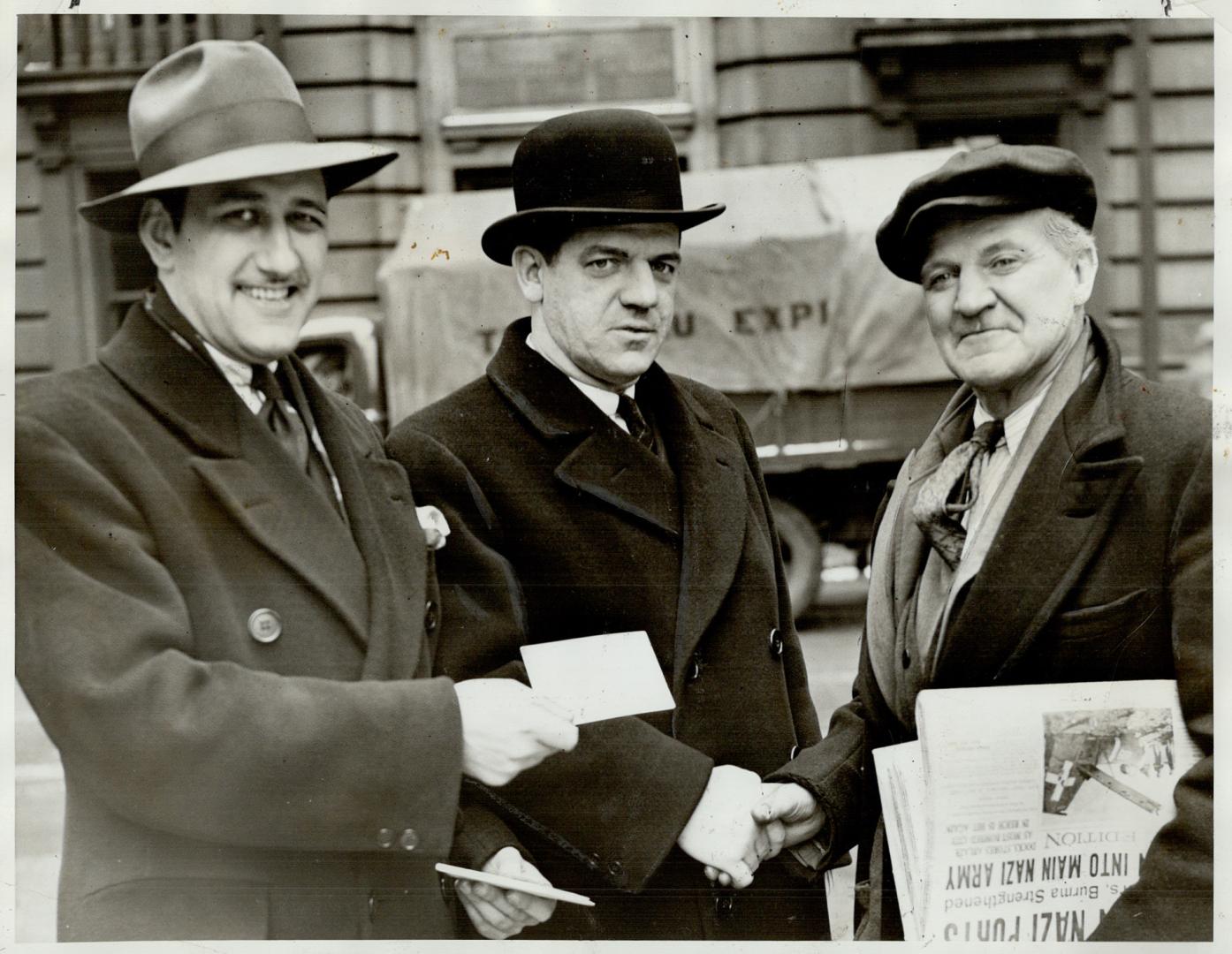 Old Newspaper boys help boost Banquet to Aid War effort