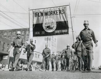 Metro unionists, 8,500 strong, march to the music of 20 bands and accompanied by 30 floats in the 92nd annual Labor Day parade. The march, from Queen (...)