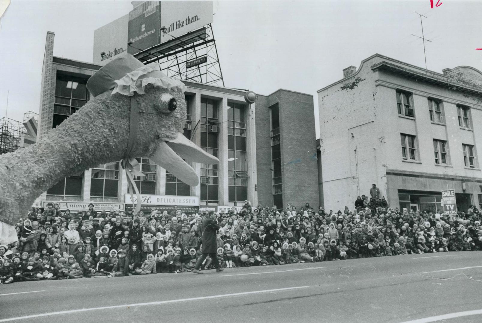 More than 600,000 hail Santa's annual arrival, The head of Mother Goose peers from the front of her float as she surveys the crowd-lined 6-mile parade(...)