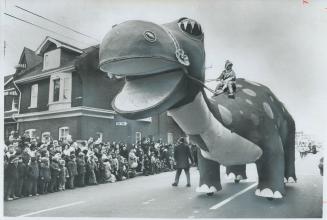 Out of the cave age to help celebrate Santa's arrival in Toronto on Saturday, a mechanized Dino, the friendly dinosaur from the Flintstones' cartoon, (...)