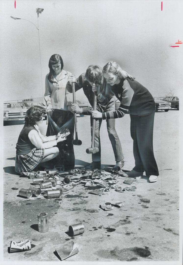 A Crushing pollution problem, Westwood Secondary School students in Malton Debbie Gerrard and Norm Coutts use sledgehammer to crush cans collected by (...)