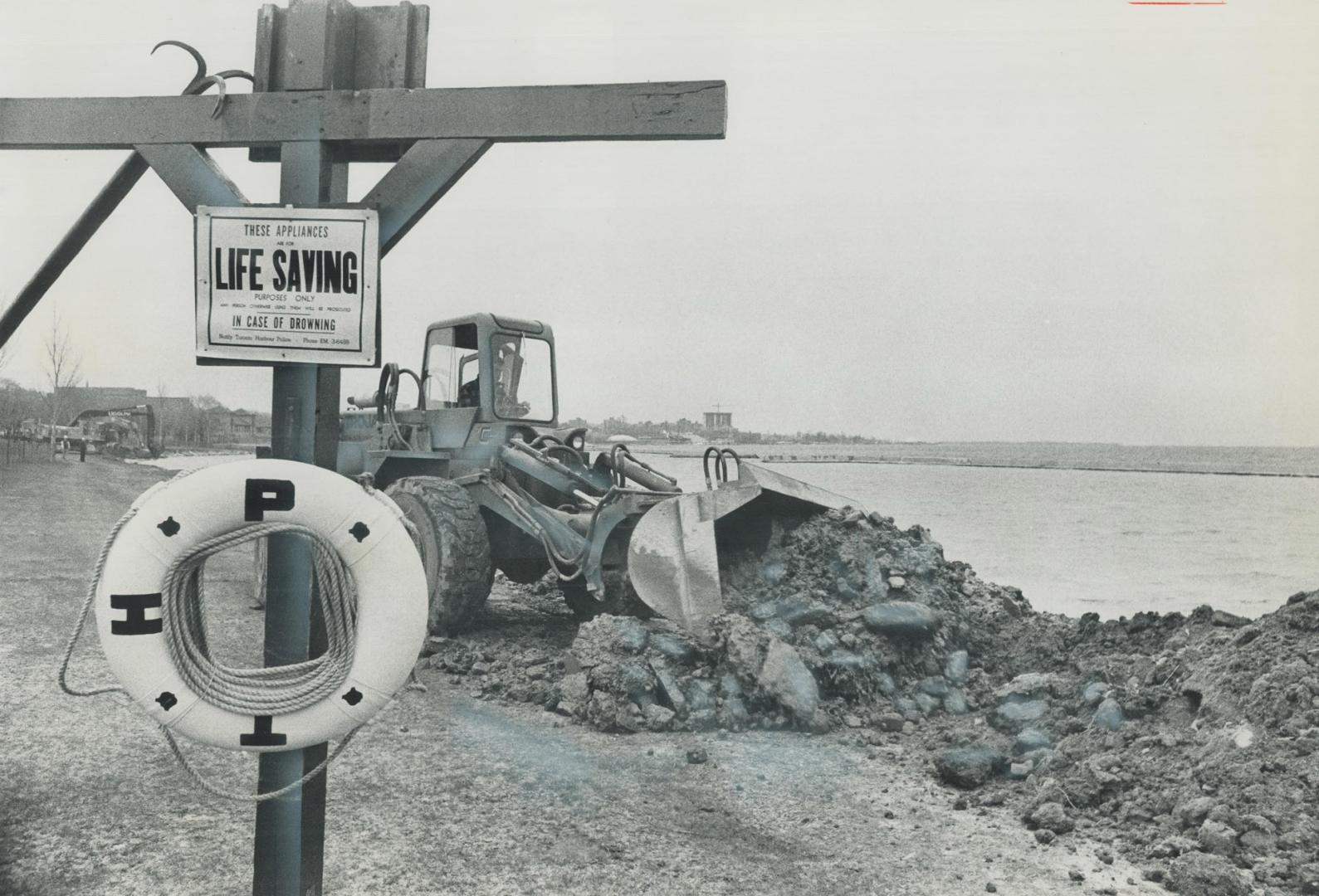 A Big broom sweeps into Sunnyside, A mechanical scoop rumbles along Sunnyside Beach picking up assorted debris today as a volunteer task force of men (...)