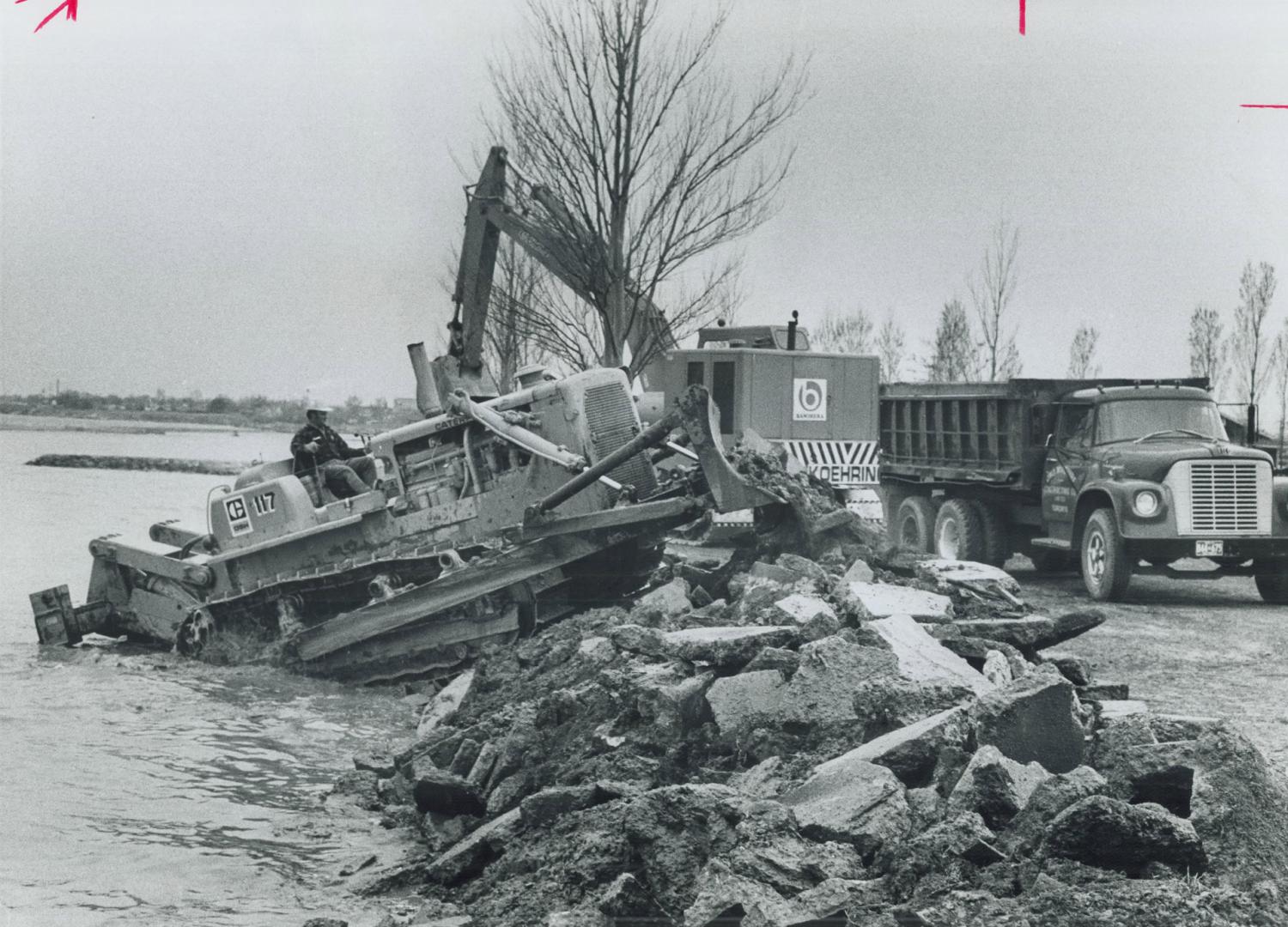 Sunnyside beach gets a sweep-up, A bulldozer working in the water at the western end of Sunnyside beach piles up broken concrete, that had lined the w(...)