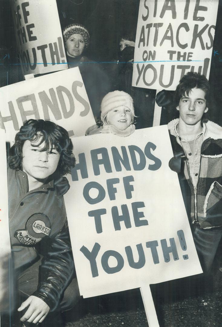 Pickets paraded in front of Mississauga city hall last night before council defeated motion to impose a curfew on children under 16. Staci Munn, 6, is(...)