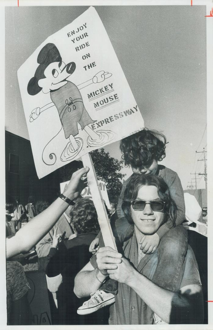 Carrying a placard and 4-year-old Lowell Greenspoon, David Shiner was among about 100 demonstrators moved on by police after they slowed traffic yeste(...)