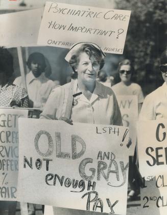 Seeking equal pay raises won by general hospital nurses last week, about three dozen psychiatric nurses employed by the Ontario government picketed Qu(...)