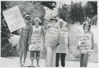 Union pickets credit union, About 40 striking workers at the Oshawa Autoworkers' Credit Union today began their fifth day on picket line to back deman(...)