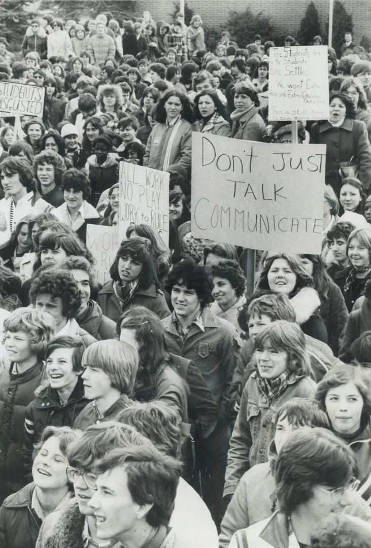 About 20,000 students in Peel Region walked out of their high school classrooms yesterday to protest the breakdown in negotiations between teachers an(...)