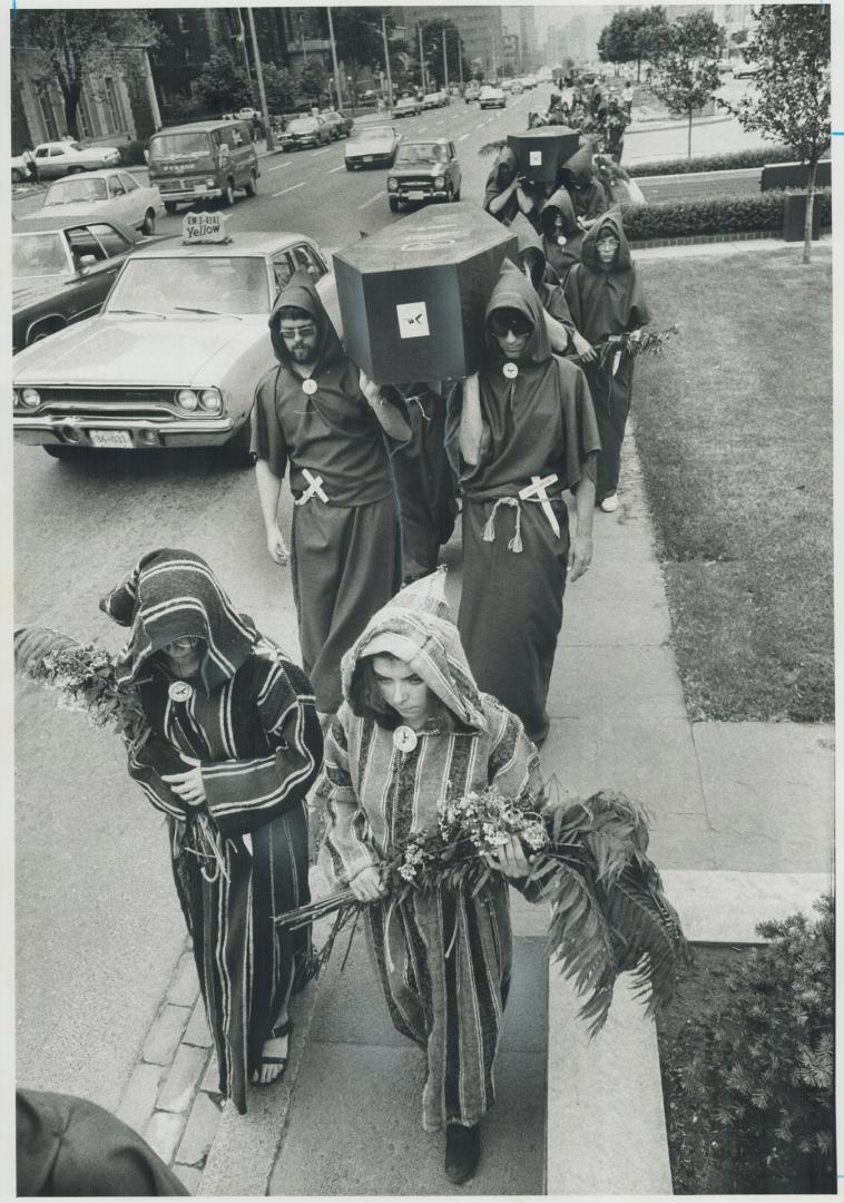 Airport foes 'Bury' pickering. Carrying coffin, procession of marchers walks to Queen's Park today for mock funeral for Pickering and surrounding area(...)