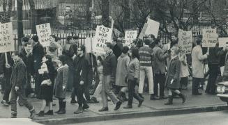 Student Pickets clash over u.s. Raids, Varsity students opposing U.S. air attacks on North Viet Nam mingle with those backing the raids as both groups picket the U.S. consulate on University Ave