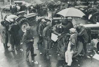 Queen's park takes on a rural look as farmers chat after their tractor cavalcade ended at legislatures door, An angry group swarmed into the building (...)