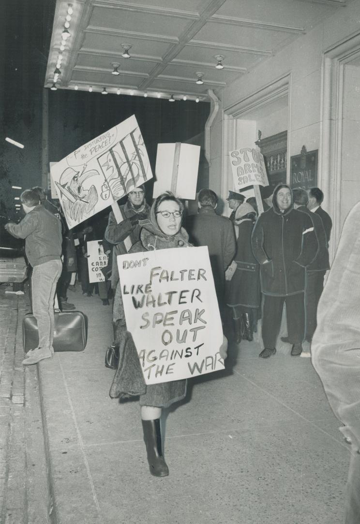 Picket line about policy line, Frustrated in bid to distribute pamphlets at the Ontario Liberal party convention, 300 anti-Viet Nam war demonstrators (...)