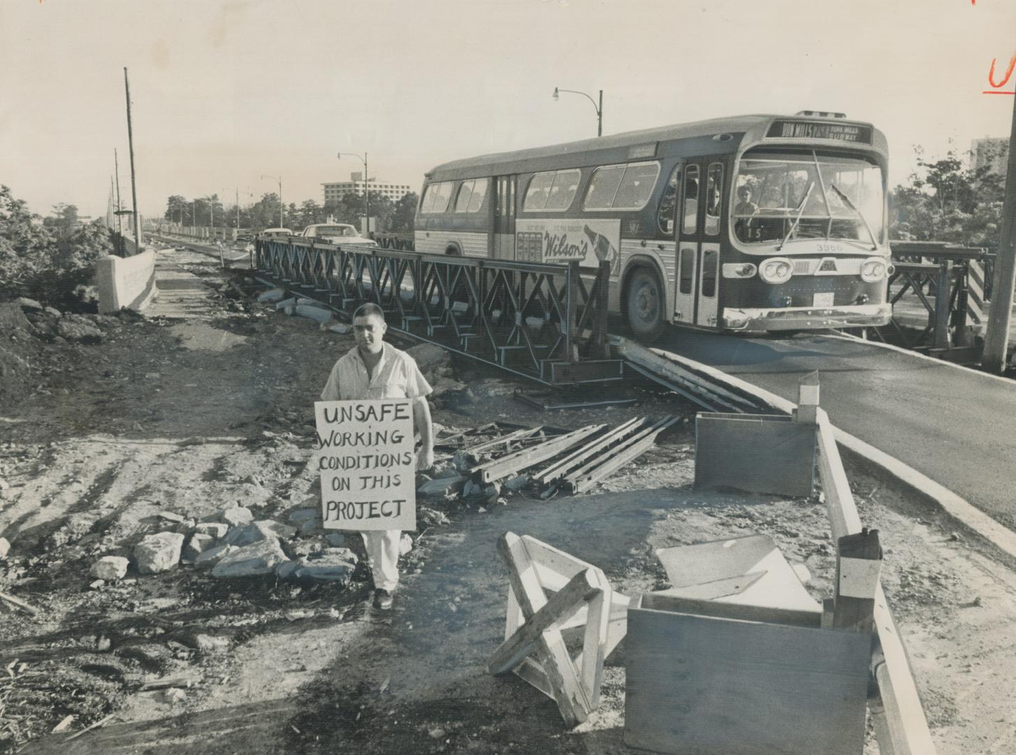 Picketing sparks repair order, Safety inspectors today ordered contractors to repair unsafe conditions on Leaside bridge on Millwood Rd. after 125 members of Laborers Union picketed project today