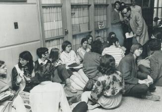 Student sit-in yesterday in corridor at Forest Hill Collegiate to protest the two-week suspension of Grade 13 student Cathy pIke (arrow), 17, ended in(...)