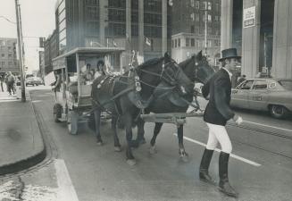 A protest about Horse-and-Buggy treatment, To protest what they term centuries-old methods of treating patients in Ontario mental hospitals, members o(...)