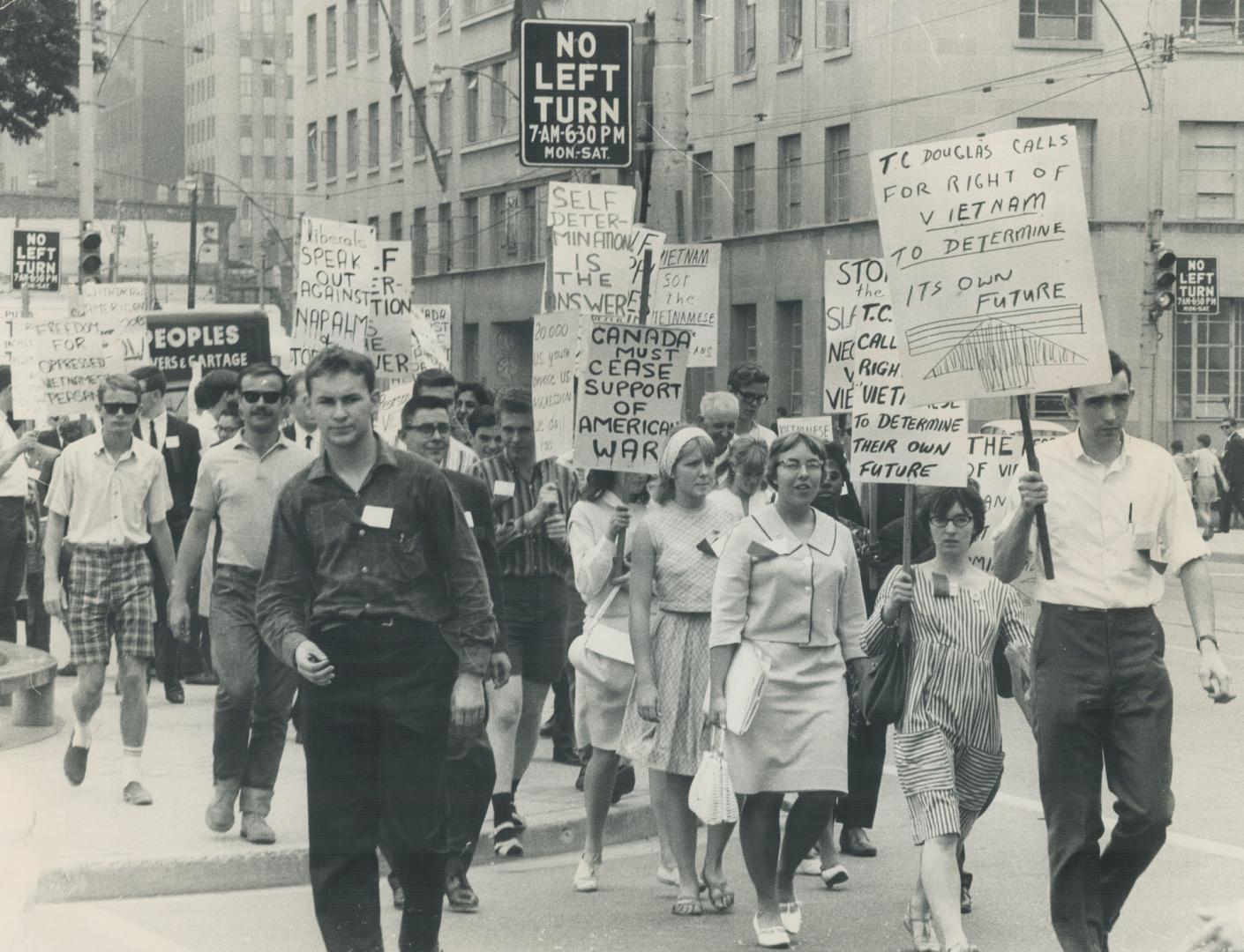 NDP Marchers protest U.S. intervention in viet Nam, 150 delegates to the New Democratic Party's national convention march to U.S. Consulate from the (...)