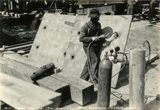 Bloor Street Viaduct under construction, Oxy-acetyline cutting shoes, June 26, 1916